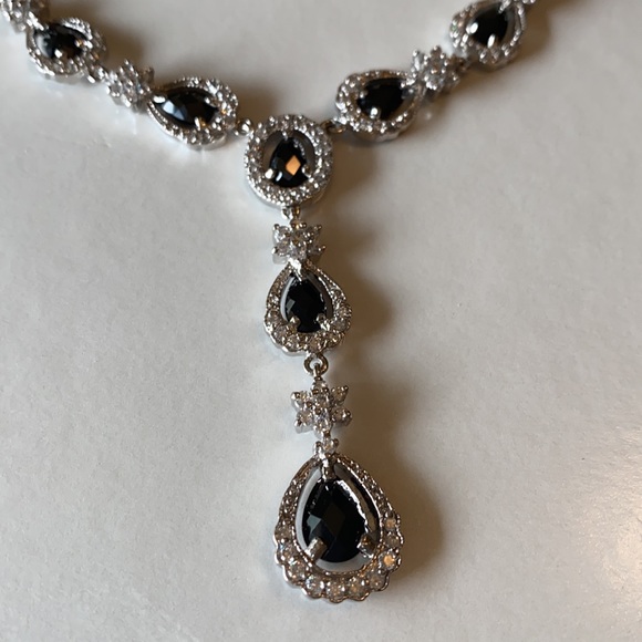 Costume jewelry set never worn silver black set - Picture 3 of 8